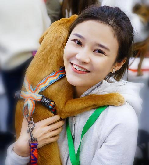 星二代生父成迷,母亲是金鸡影后,女儿出道16年一直不温不火_岳以恩