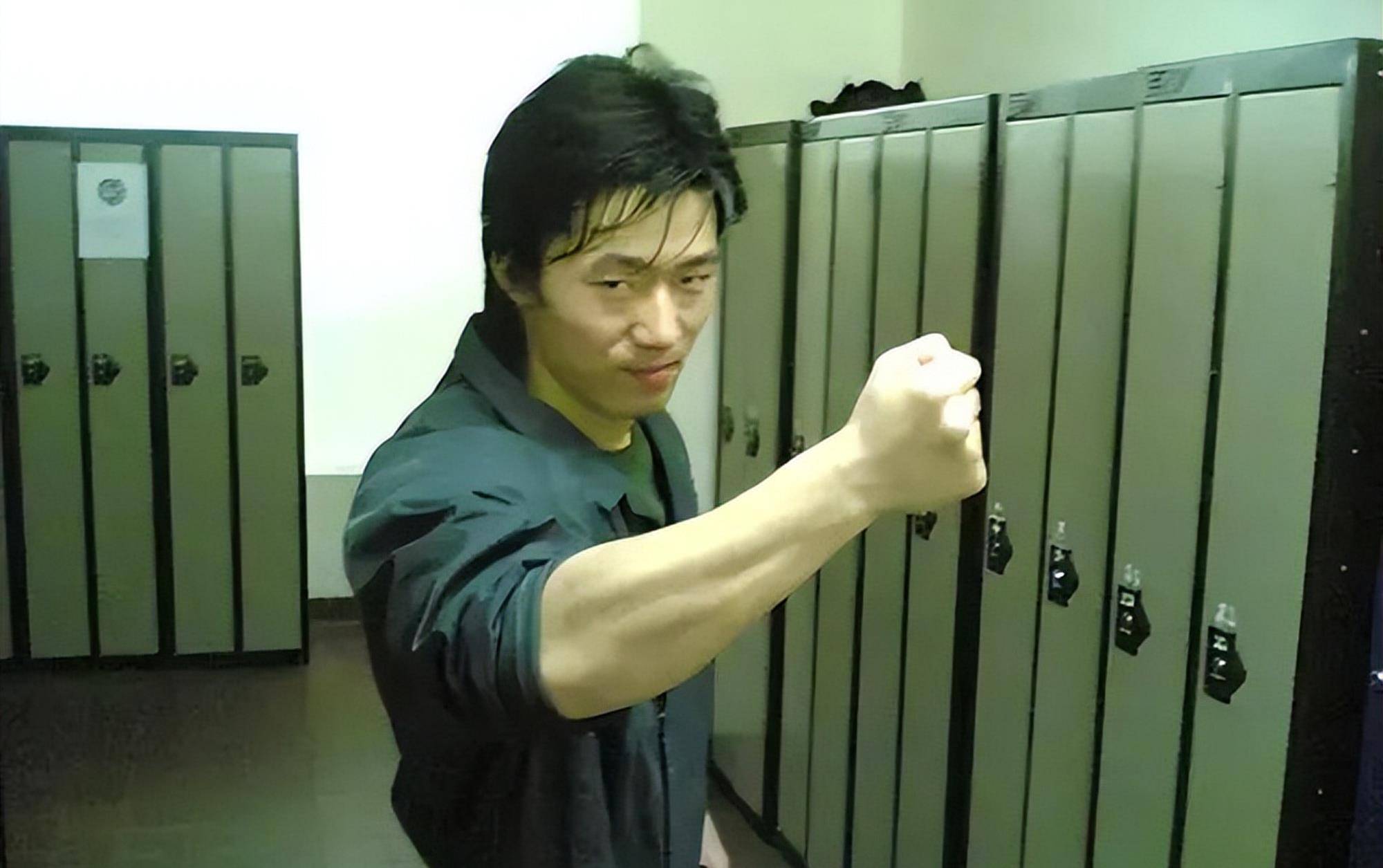 2012年,岳松自导自演《街头之王》正式出道,但电影跟短片毕竟不一样