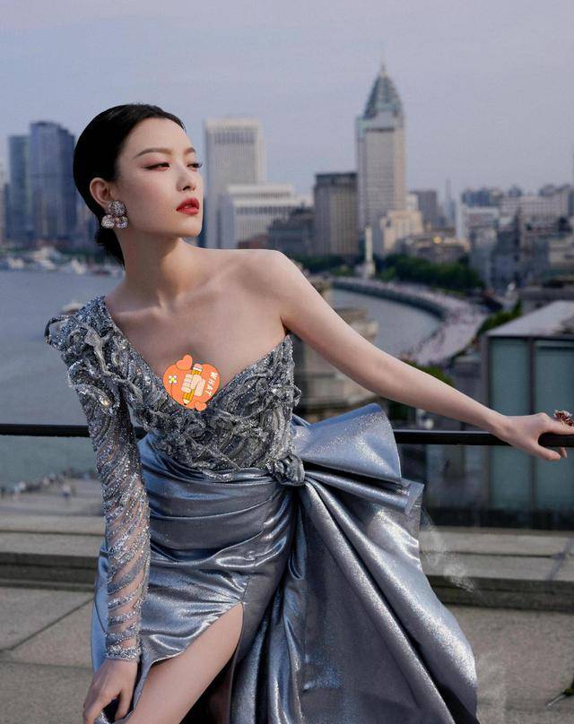 原创倪妮身材好任性时尚长裙大秀美背事业线一双漫画腿格外抢镜