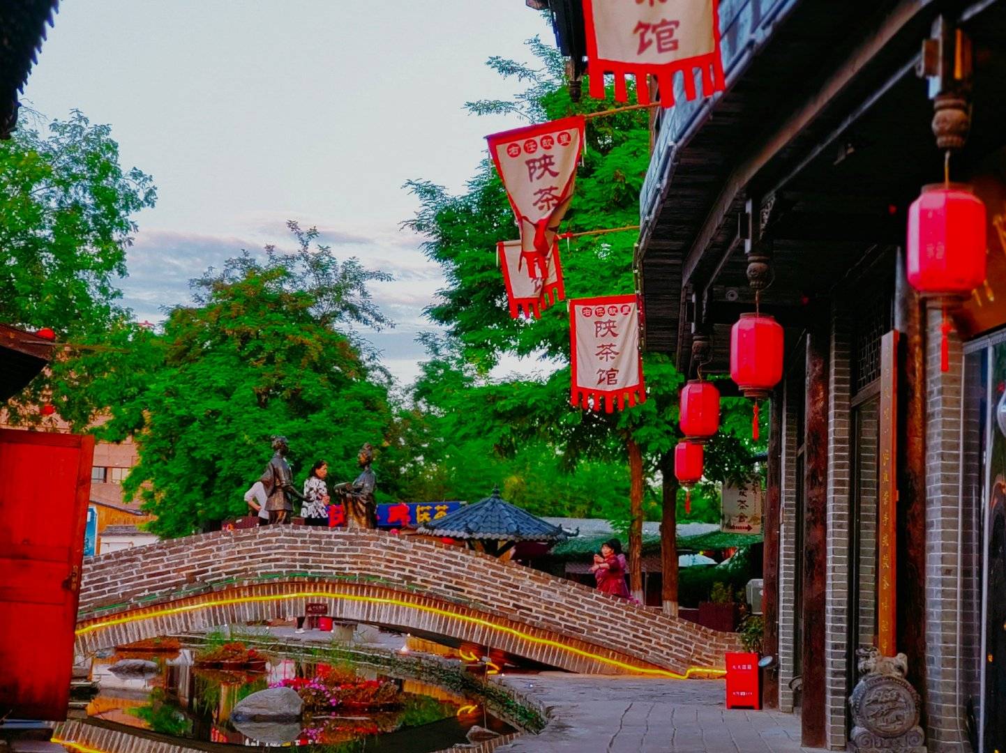 漫步在茯茶小镇里享受惬意的慢时光