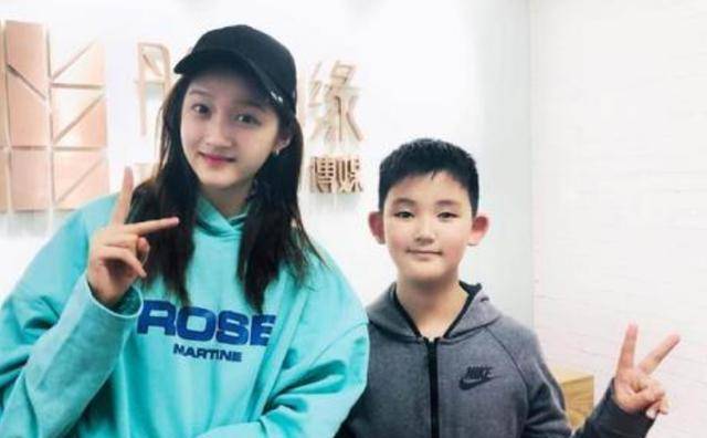 原创父亲是赫赫有名的寇振海他被关晓彤签下11岁成全能童星