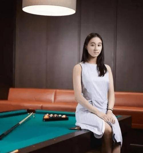 原创何超欣清华毕业拍汉服风格的毕业照被吐槽像网红