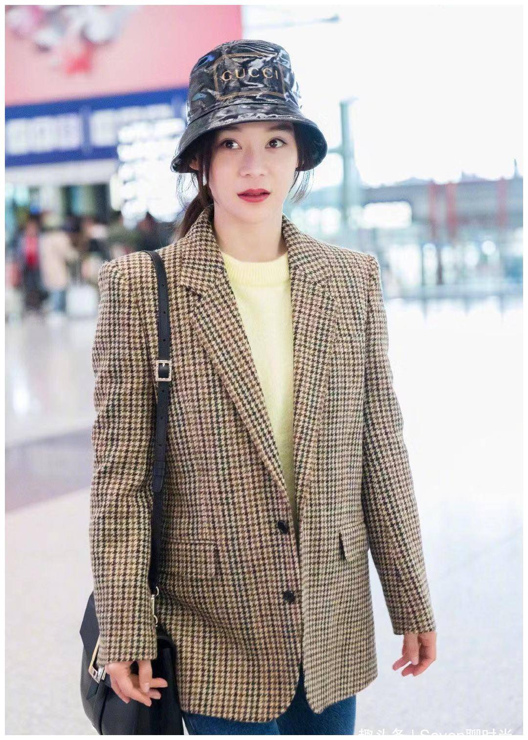 孔孝真新剧热播,身材成看点,身穿西装现身又帅又飒