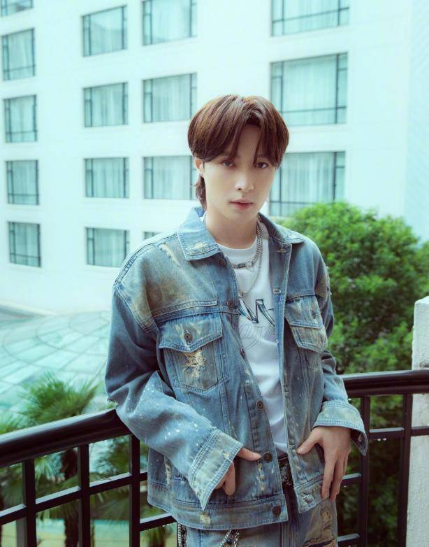 张艺兴活动造型释出水洗蓝复古牛仔帅气顺毛狼尾发型超吸睛