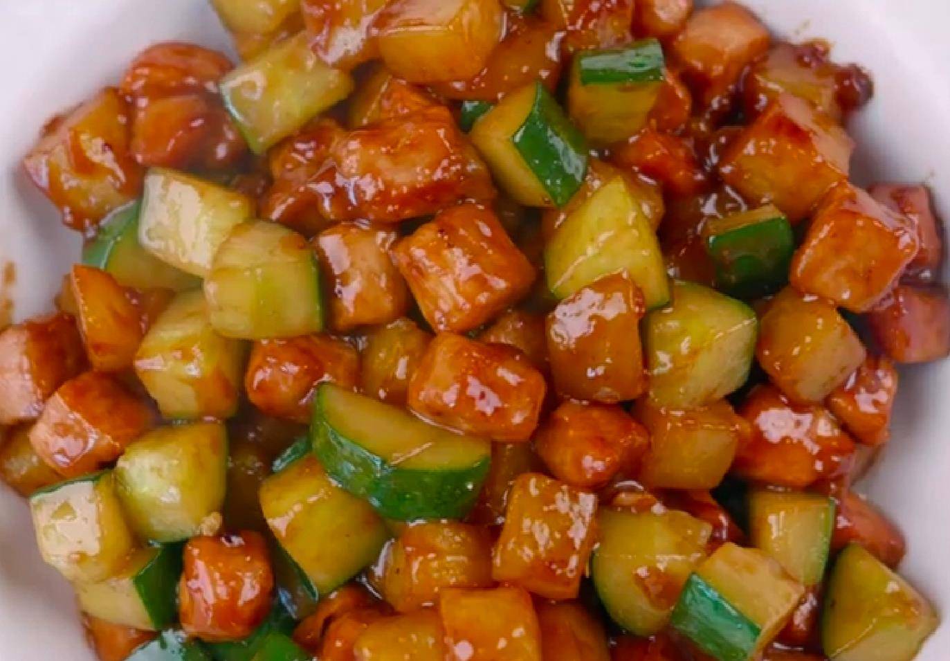 爆炒三丁盖浇饭搭配凉拌面我和闺蜜吃得美美的