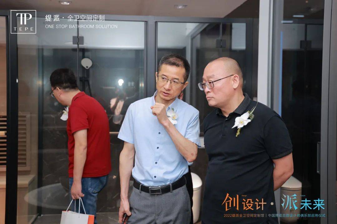 右一:一二三科技集团董事长 张勇右二:佛山中陶城集团联席董事长 周军