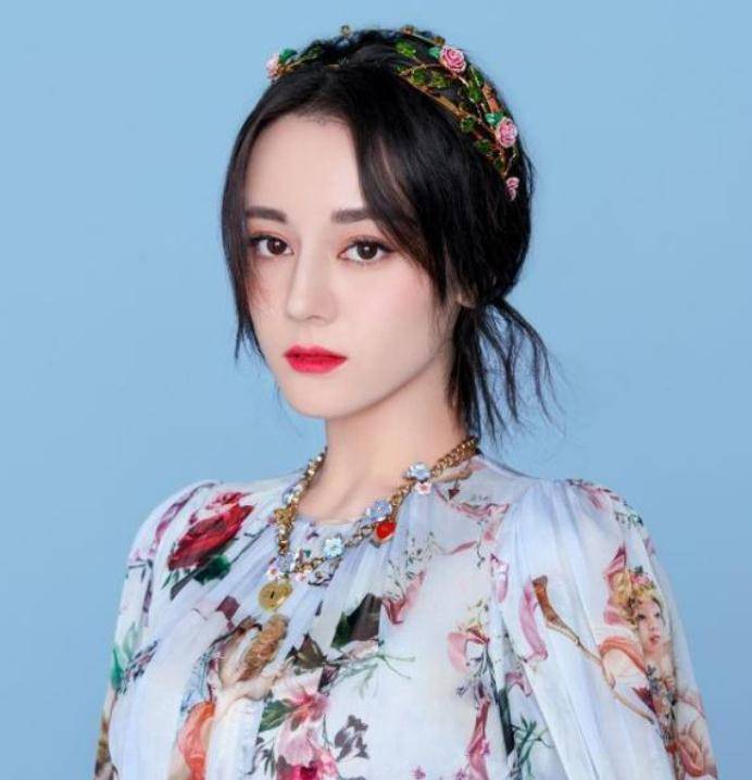 原创29岁迪丽热巴近照曝光首次挑战公主切造型瘦到腰围比头围还小