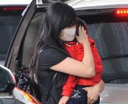 吴尊妻子林丽莹这样露面,戴口罩惹闲言,网友们更是一分为二_节目_人家