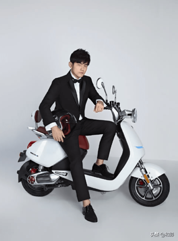 原创孙俪赵丽颖朴树韩寒这年头明星都有一颗骑电动车的心