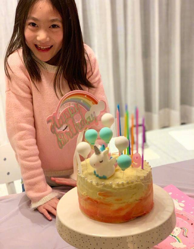 原创李小鹏女儿奥莉庆9岁生日长发披肩眼神放电美到让人不敢认