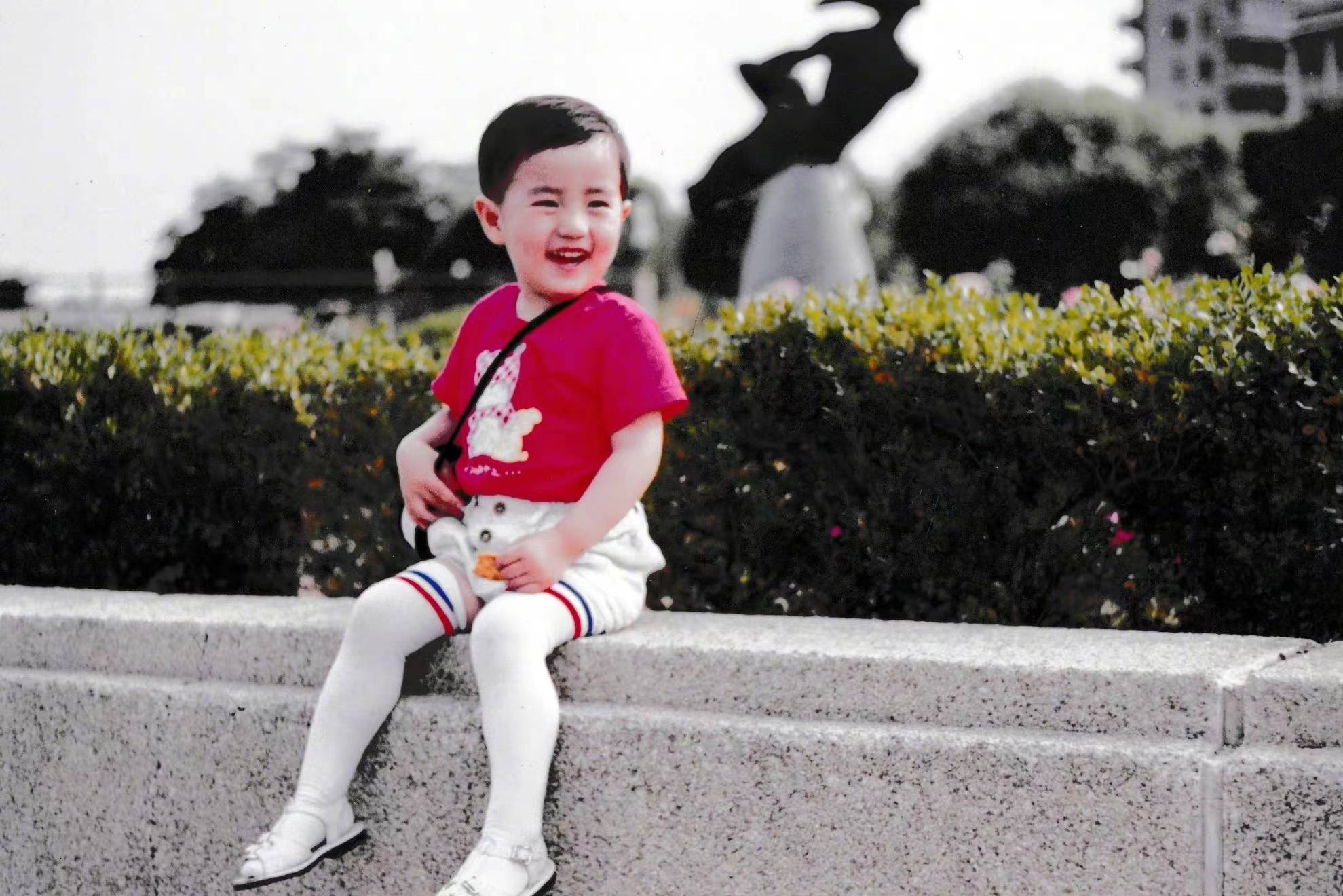 原创众明星儿童节晒童年旧照迪丽热巴又酷又可爱侯佩岑照片最暖心