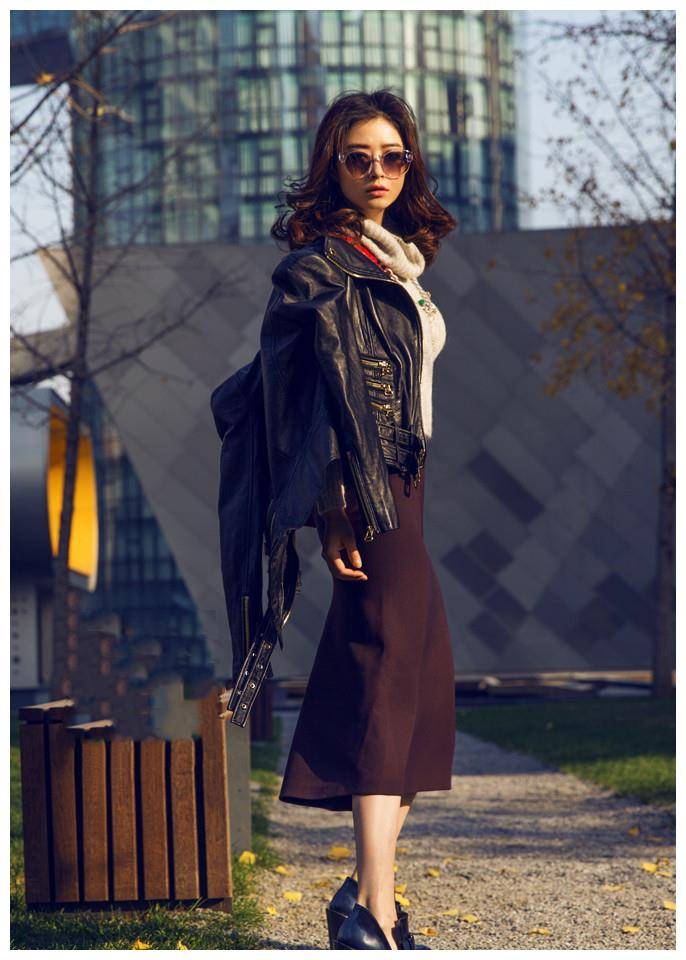 蒋欣终于换风格,穿皮衣配小黑裤帅气时髦,剪成短发气质更高级了_大衣