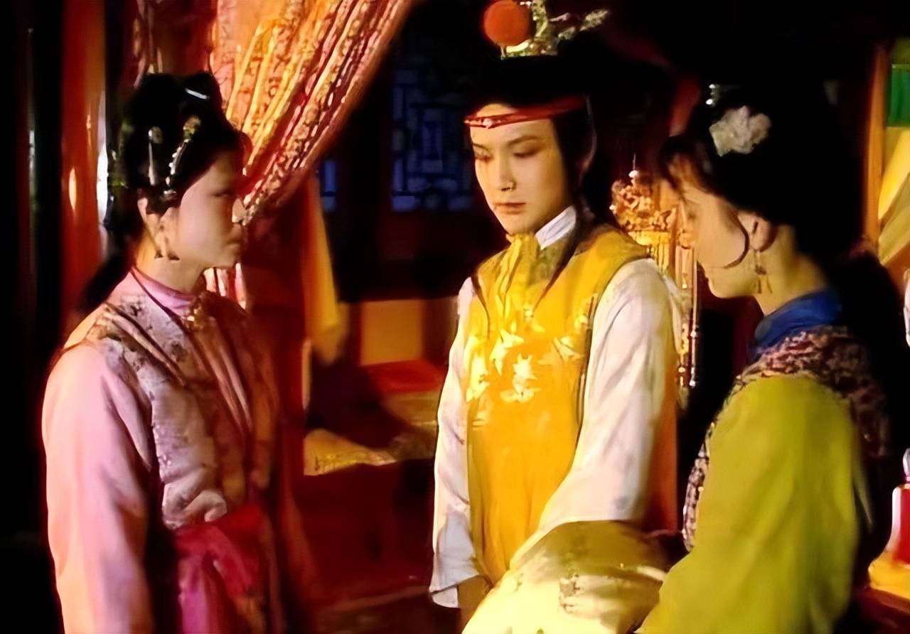 贾母给贾宝玉的姨娘是晴雯,而非袭人,而自从贾宝玉和袭人做了这件事