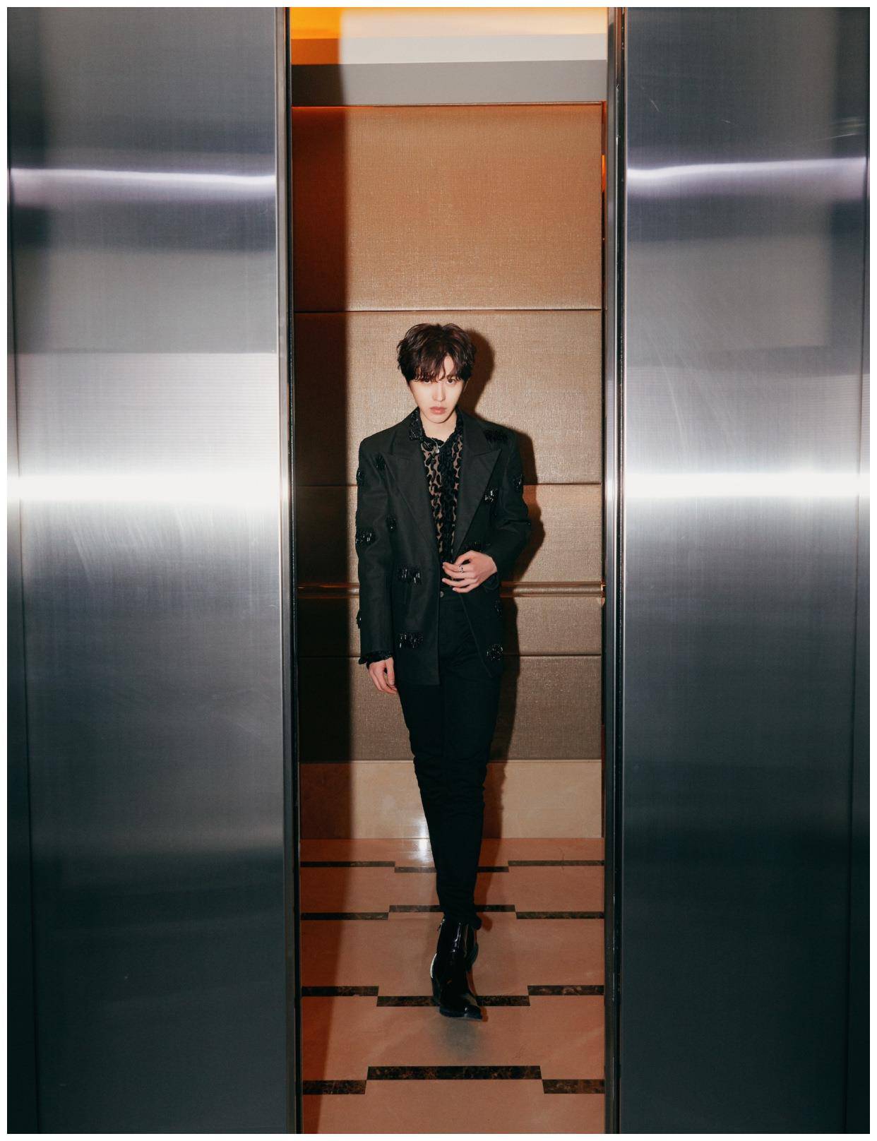 原创蔡徐坤真大胆镂花衬衫真空上阵优雅又禁欲