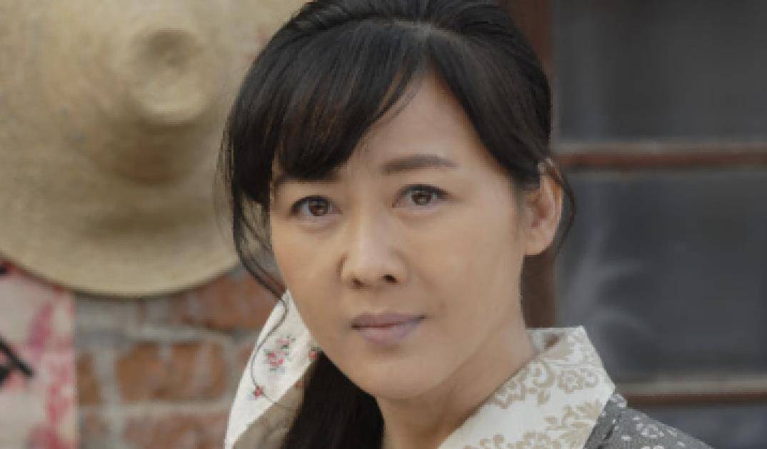 之前的青春题材电视剧并没有让她"大火",而是后来饰演的"乡村妇女"才
