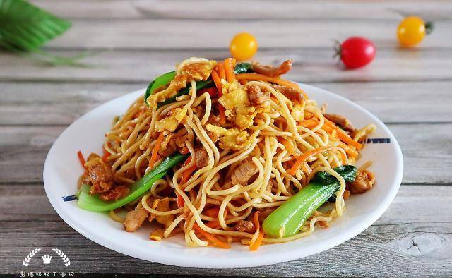 这样,一盘香气扑鼻,劲道爽滑的鸡蛋肉丝炒面就做好了,做法简单,营养