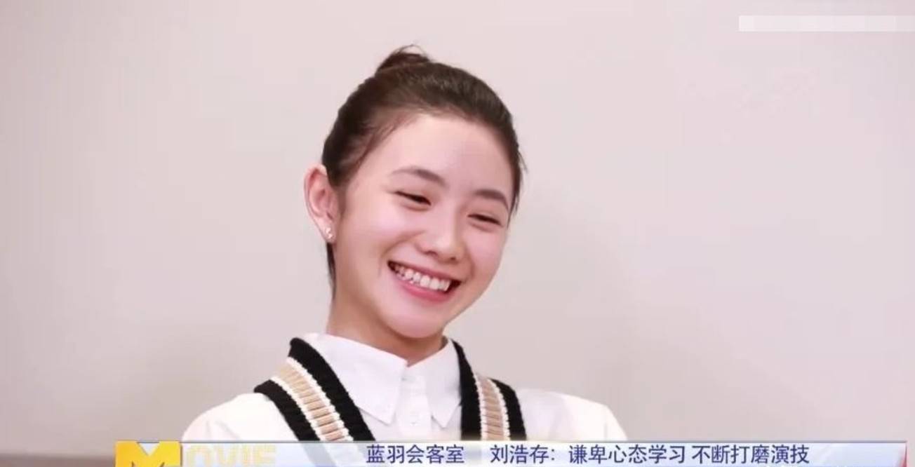 刘浩存吃饭被偶遇扎丸子头被赞漂亮身材高挑腿又长又细