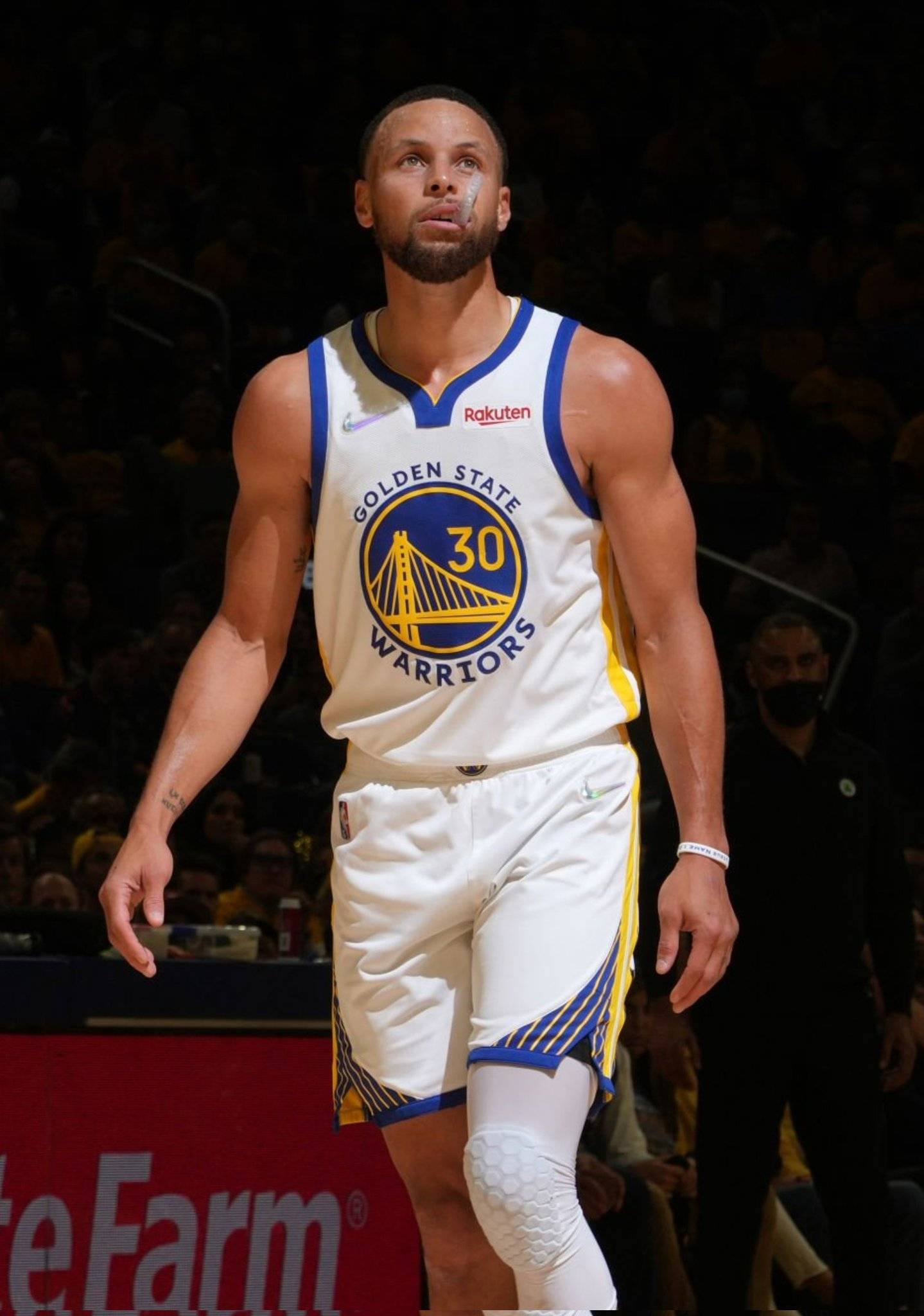 事实上,这场比赛库里第一节火力全开,单节命中6记三分,创造nba总决赛