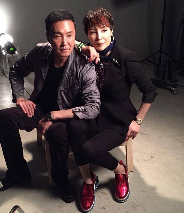 吴刚一家三口同框老婆染金发戴大耳环很年轻儿子有文艺气息