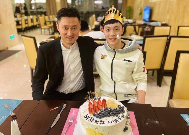 胡明轩父亲当教练66岁穿紧身衣秀高抬腿身材健硕但面容苍老