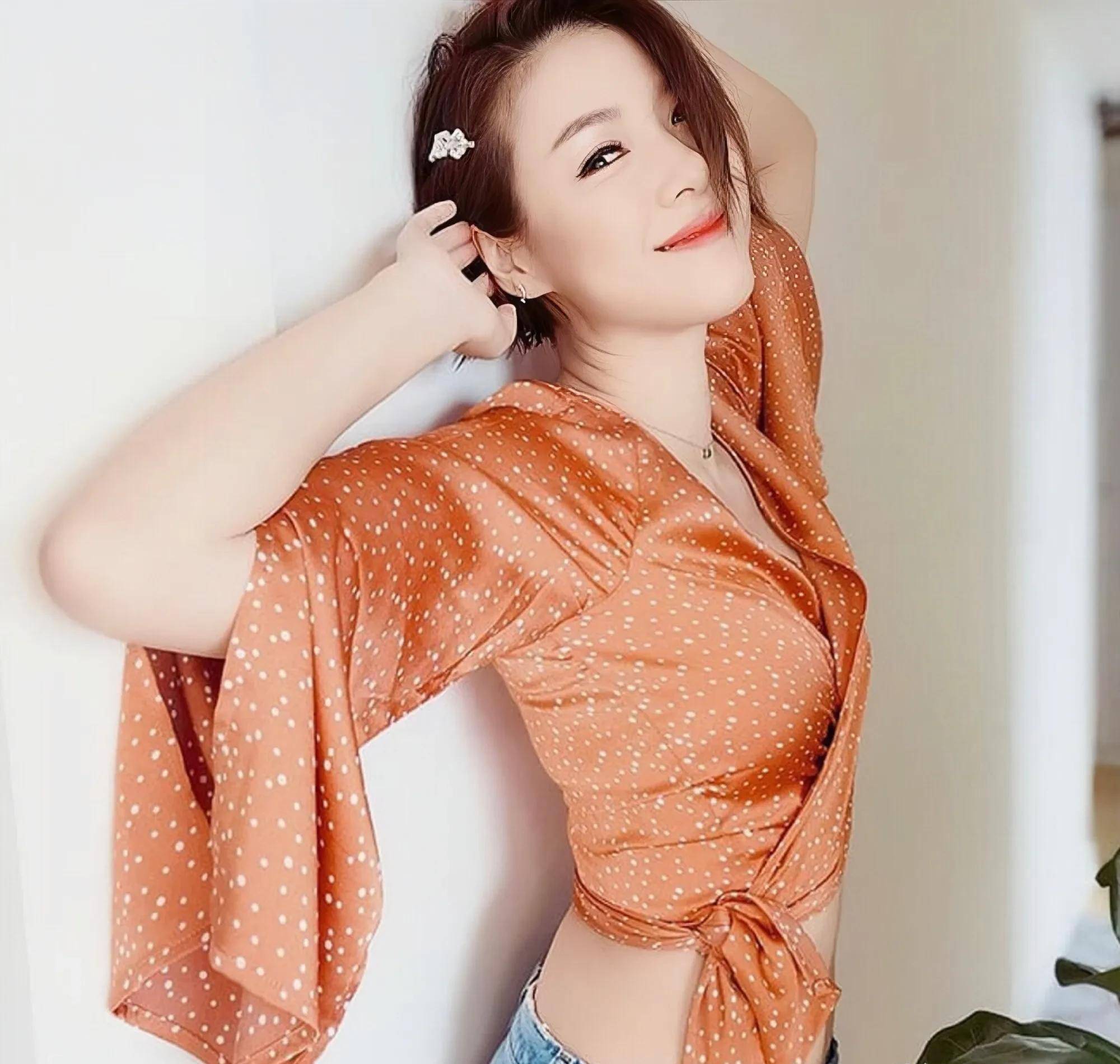 原创虽已40岁但她依旧鹤立鸡群时尚犹存身材火辣少女感满满