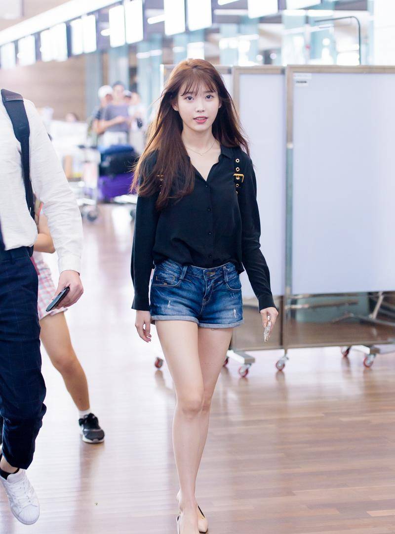 iu疯狂秀身材穿蓝色衬衫配高腰喇叭裤这曲线简直太迷人了