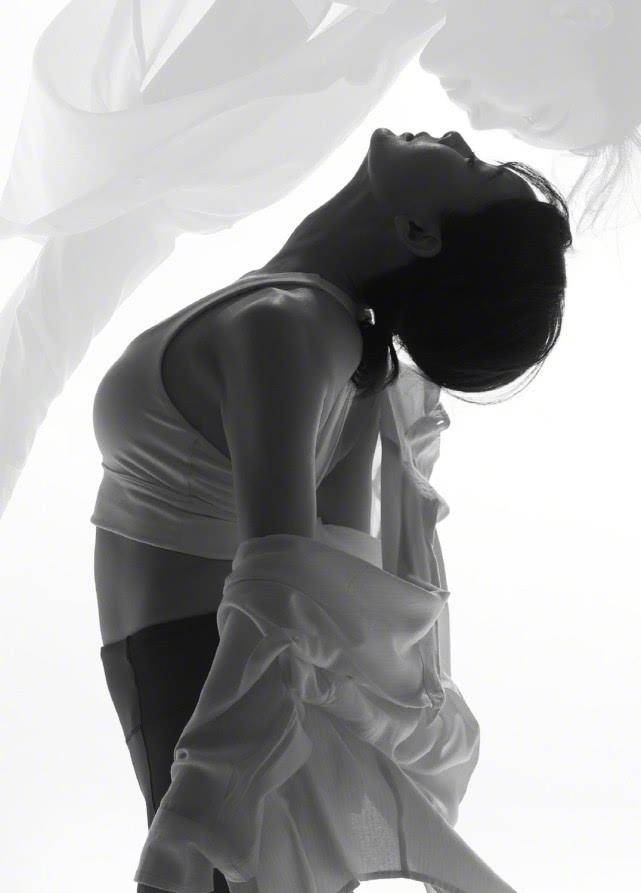 43岁陈数光影之下瑜伽大片柔软动作张弛有度气质优雅知性迷人