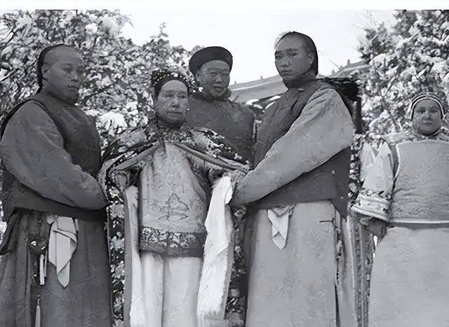 原创罕见老照片皇族被慈禧发配边疆依然奢靡住别墅娶17岁小妾