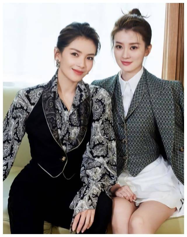 原创刘涛乔欣同穿职业装拍照看到她的坐姿就知道姜还是老的辣