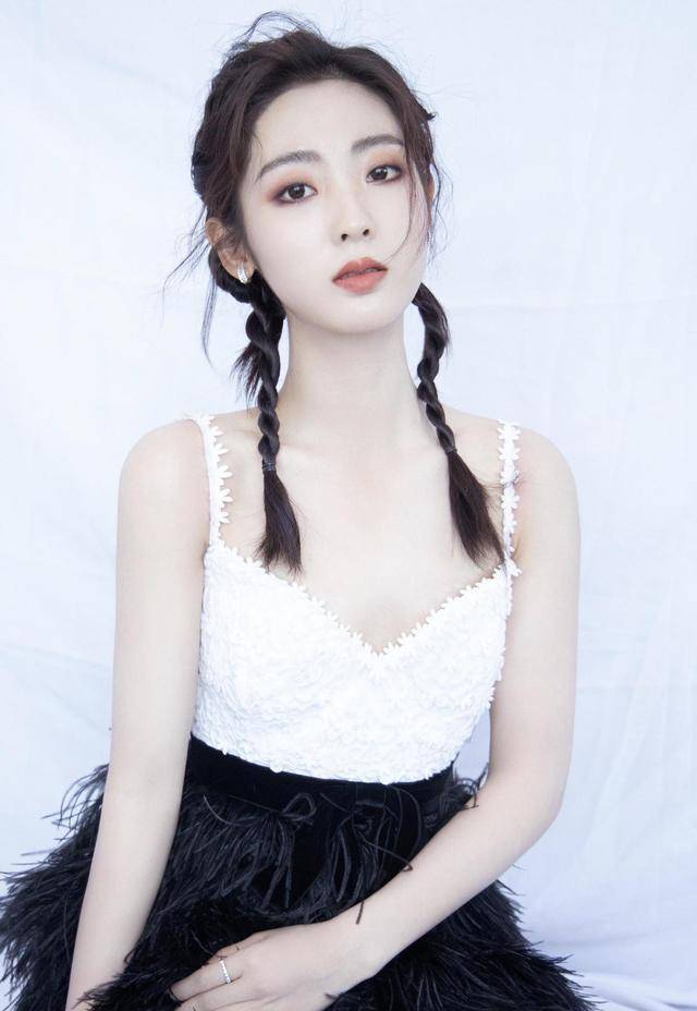 学邢菲的穿搭能变现小仙女穿黑白配色的吊带连衣裙女人味十足