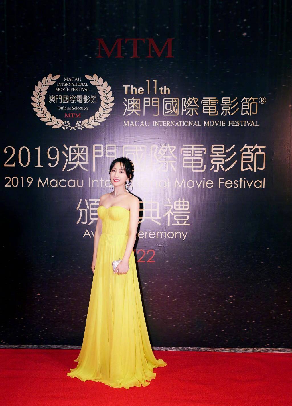 原创             马苏现身电影节，一袭黄色抹身材纱裙配短发，38岁的人美成18岁