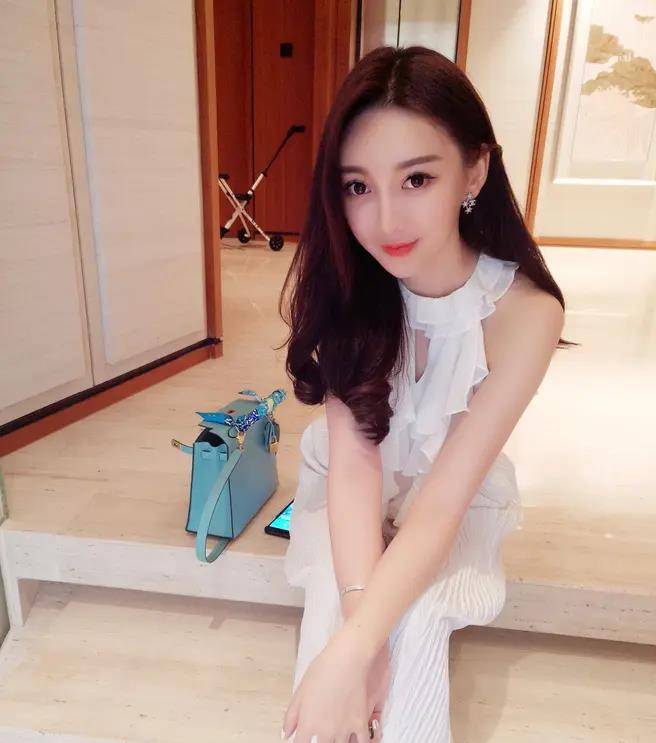 她不仅颜值身材都不错,而且还毕业于深圳大学,家境殷实的叶珂可谓是