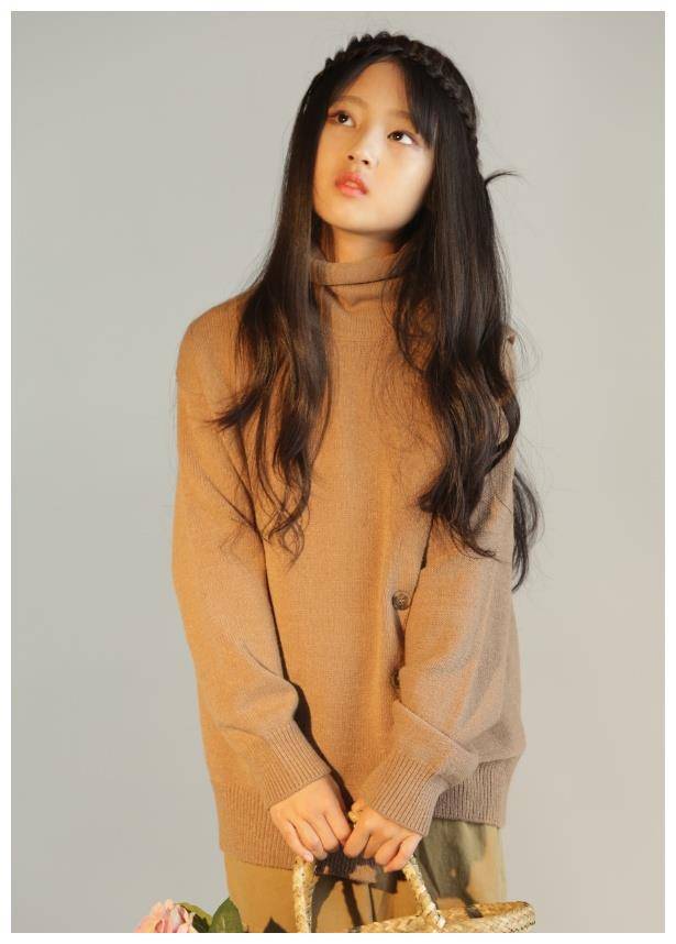 《我们的少年时代》中果果开挂式长大,近照中她的长腿:无处安放