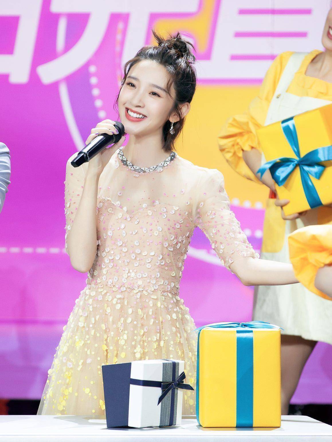 张若昀小娇妻唐艺昕真漂亮穿渐变色薄纱礼服亮相甜美养眼