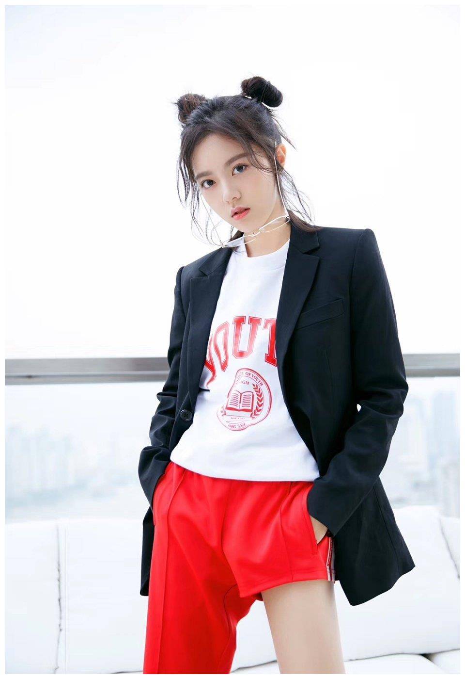 个性十足,提起00后女明星的穿搭,必须安利一波年轻貌美的赵今麦_女性