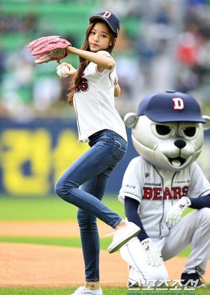 韩女星张员瑛秀逆天大长腿韩网友惊呼不切实际的身材和美貌