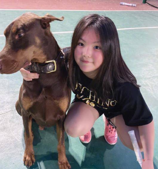 李湘女儿王诗龄近照曝光曾经的小胖子如今瘦出锥子脸相当可爱