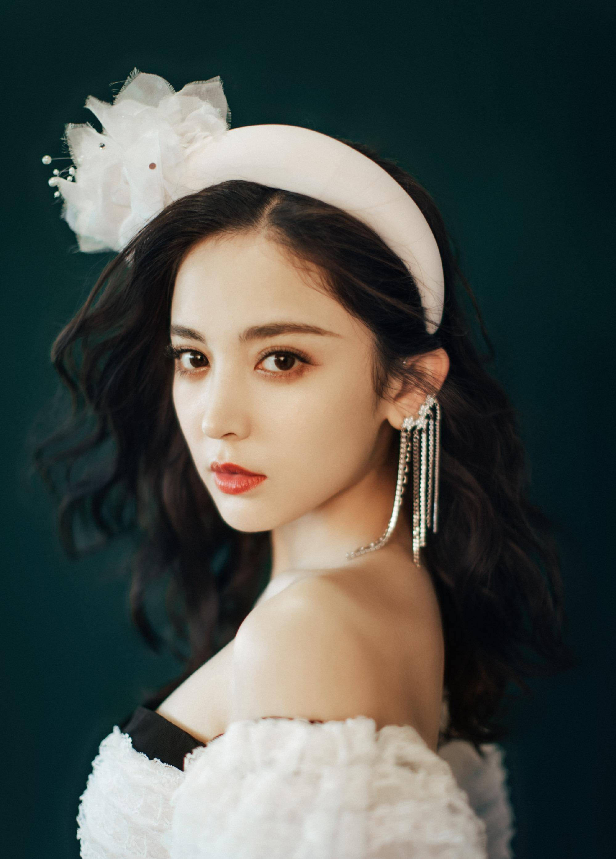 古力娜扎穿蝴蝶高腰礼服秀长腿比例优越时尚撩人不愧是仙女