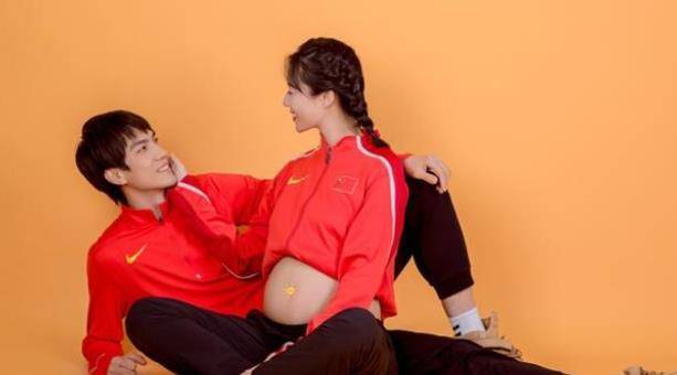 娇妻身穿中国队队服上镜,手扶孕肚好美_王宇_生活_老婆