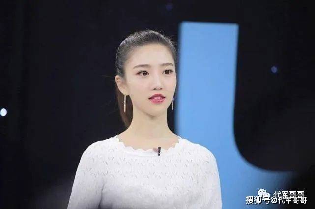 她是江苏卫视美女主持人靠美腿爆红网络如今31岁却还是单身