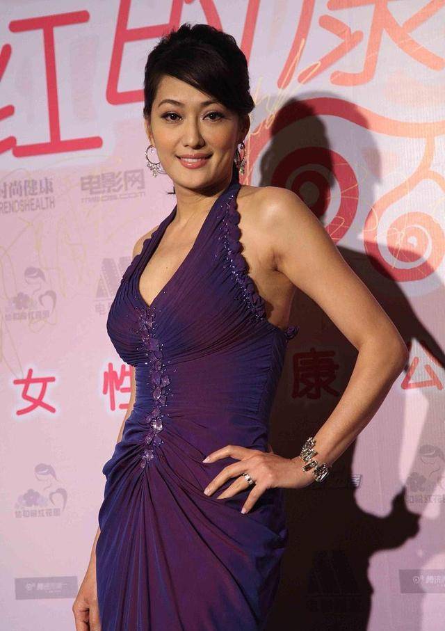 原创孟广美穿成178cm典例修身裙搭配镂空西装看不出有54岁