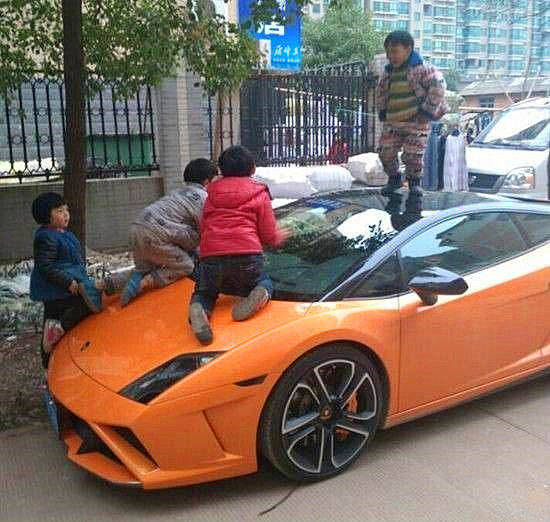 原创2岁孩子高空扔玩具砸坏奔驰车主索要赔偿孩子爸小孩不懂事