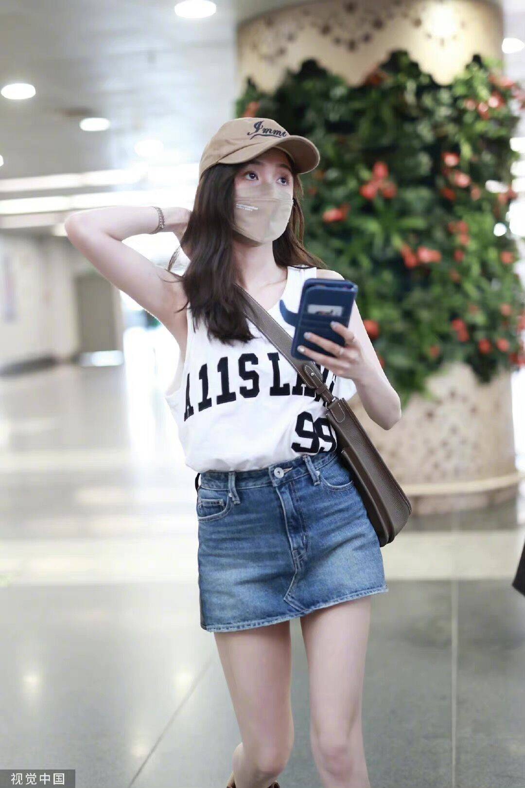 吴宣仪新街拍白色背心搭配牛仔短裙青春又时尚