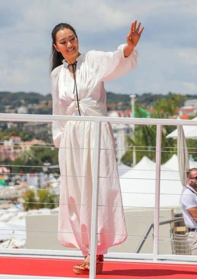 原创巩俐年轻旧照曝光长相青涩身材又棒廉价时尚衣都穿的高级