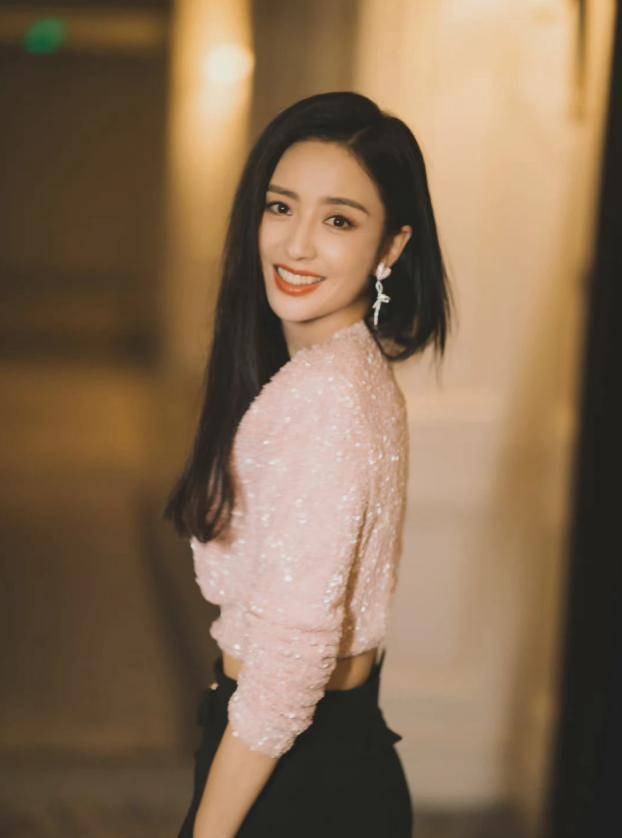 原创分手后的佟丽娅状态好到爆粉亮片衣美丽大方笑容明媚身材卓绝