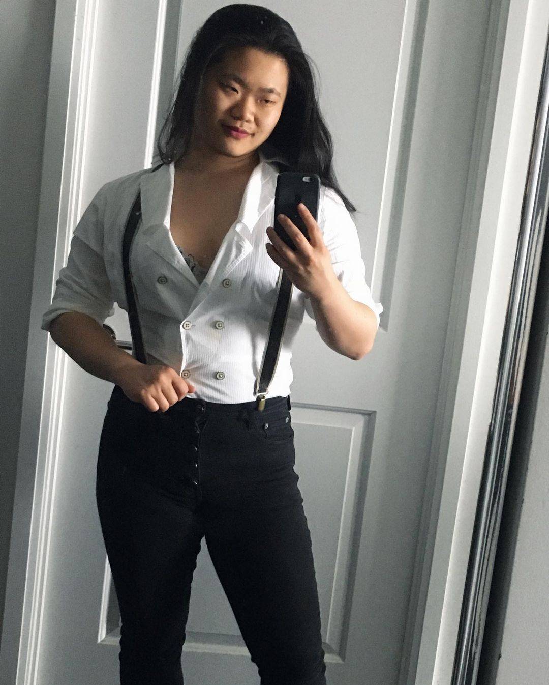 原创25岁毕凌端午节罕晒近照造型另类似假小子被嘲避开一切女性美