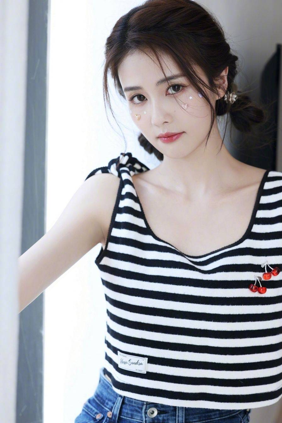 白鹿黑白条纹吊带衫青春锅里写真_条纹_写真_青春