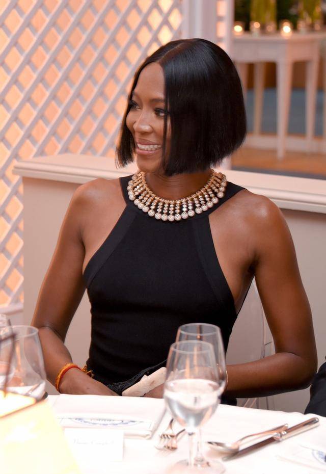 naomicampbell是90年代至今无法超越的黑珍珠之一,那个年代的t台竞争