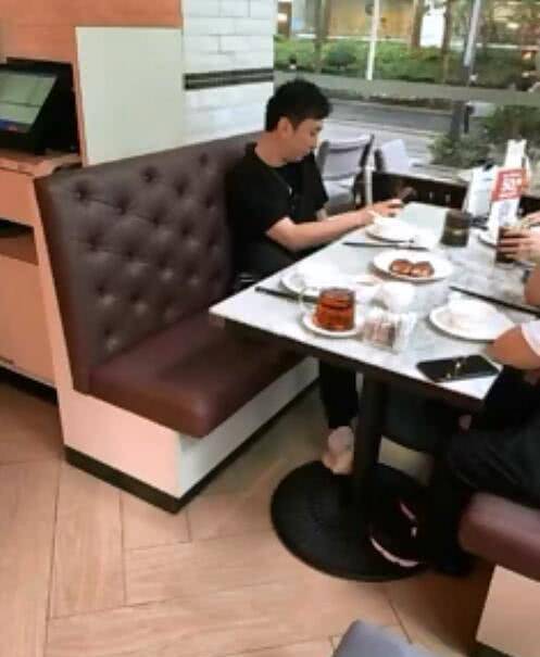 原创             王思聪带网红美女在餐馆吃饭，仅点了4个菜，消费100多元