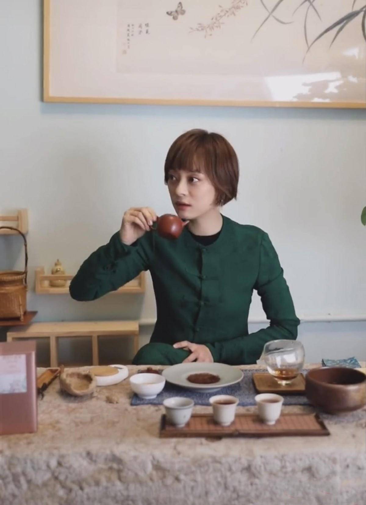 原创39岁孙俪真是贵族忙里偷闲品茶养生穿中式服装美成国民媳妇